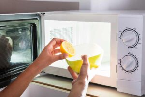 Il segreto per mantenere il microonde pulito e senza cattivi odori
