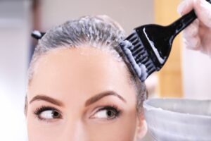 Eliminare le macchie di tinta per capelli da viso e mani