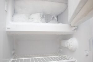 Perché il tuo frigorifero fa ghiaccio? Scopri come risolvere il problema e risparmiare energia