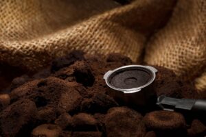 Concimare con i fondi del caffè: su quali piante funziona davvero (e su quali no)