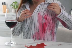Eliminare le macchie di vino dai tessuti