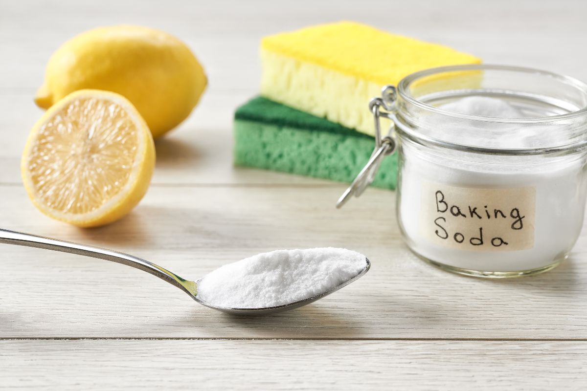 Pulizie naturali: come fare un detersivo multiuso con 2 ingredienti