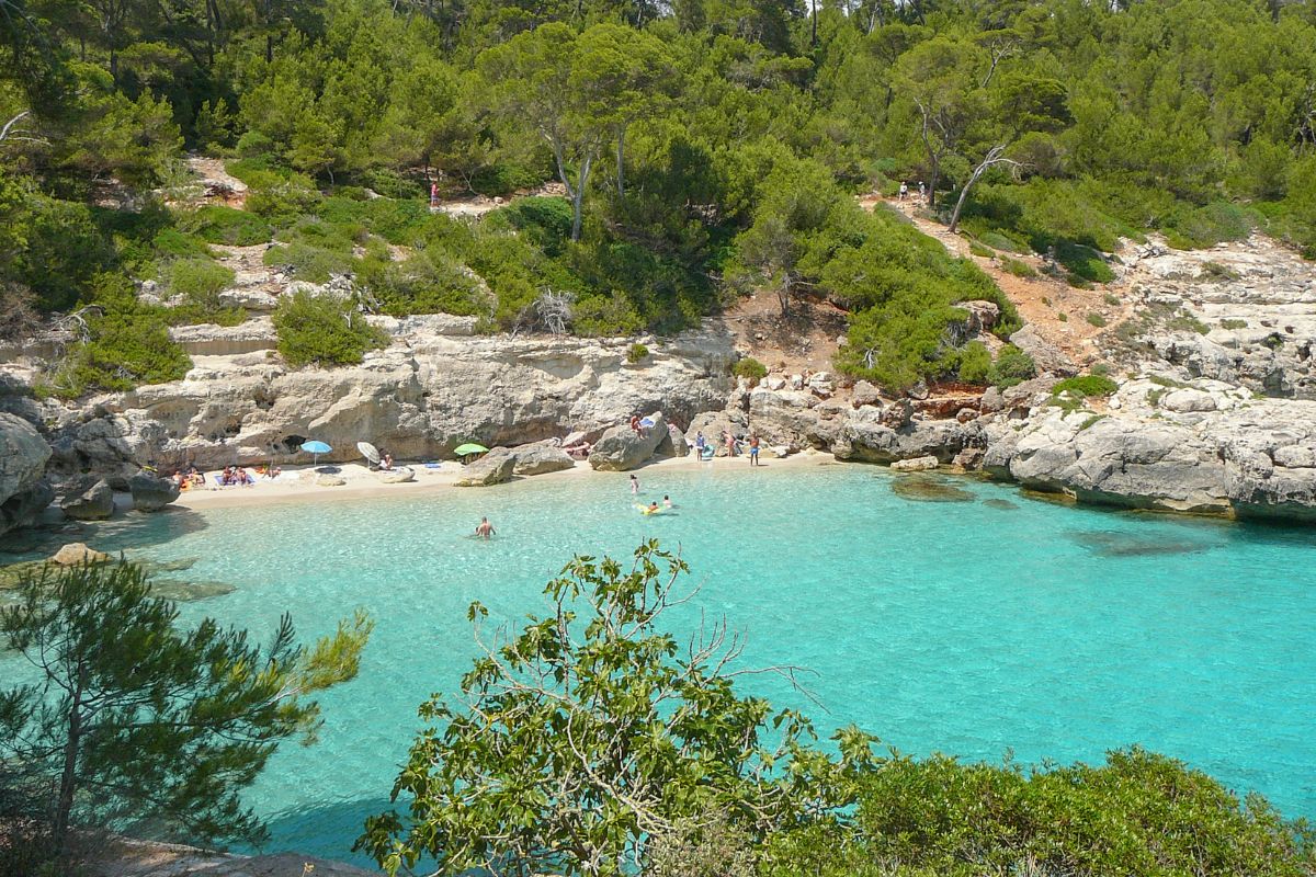 Minorca a fine giugno: l’isola delle calette tranquille e delle spiagge facili da raggiungere