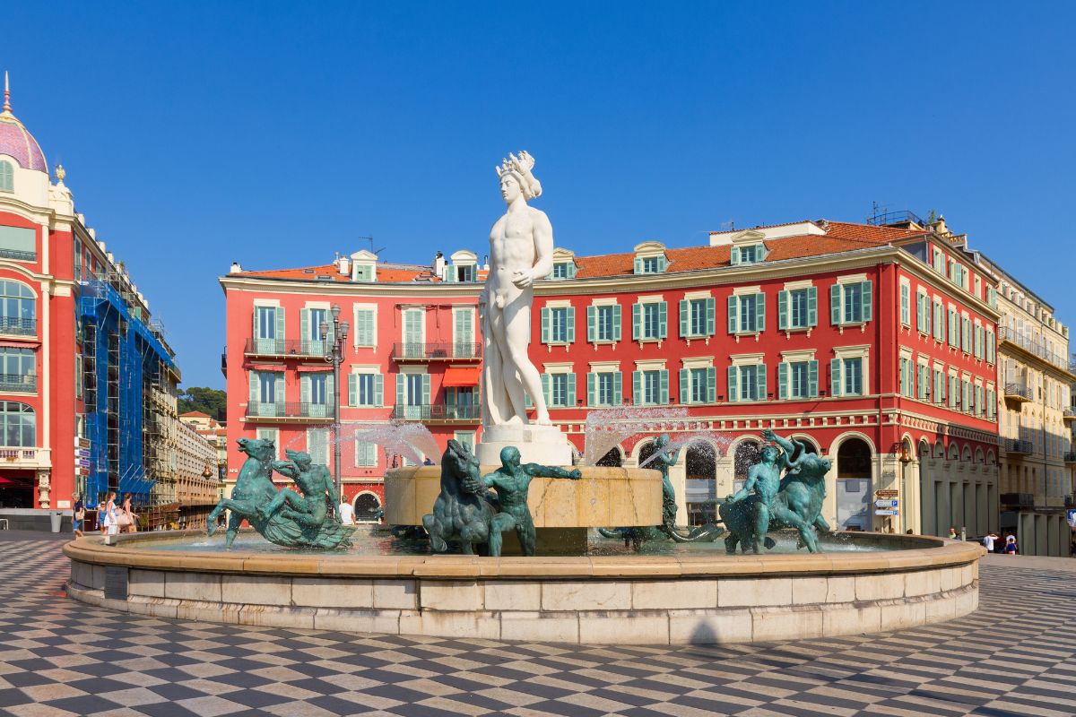 Nizza a luglio: mare, città e mercati locali in una sola destinazione