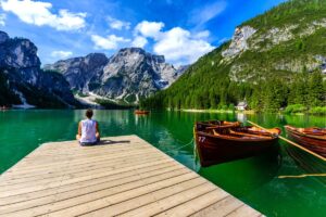 Lago di Braies a luglio: orari, percorsi e cosa evitare per goderselo al meglio