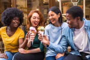I 3 segni che trovano nuovi amici ovunque (anche in fila in gelateria)
