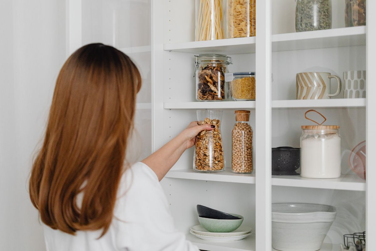 Come tenere lontane le mosche dalla cucina a luglio (senza spray chimici)