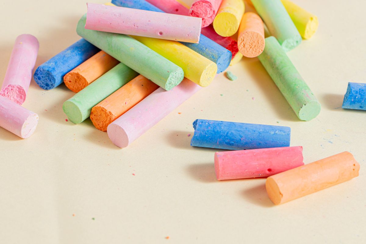 Gessetti colorati fai da te con gusci d’uovo: un’idea leggera da fare anche con i bambini