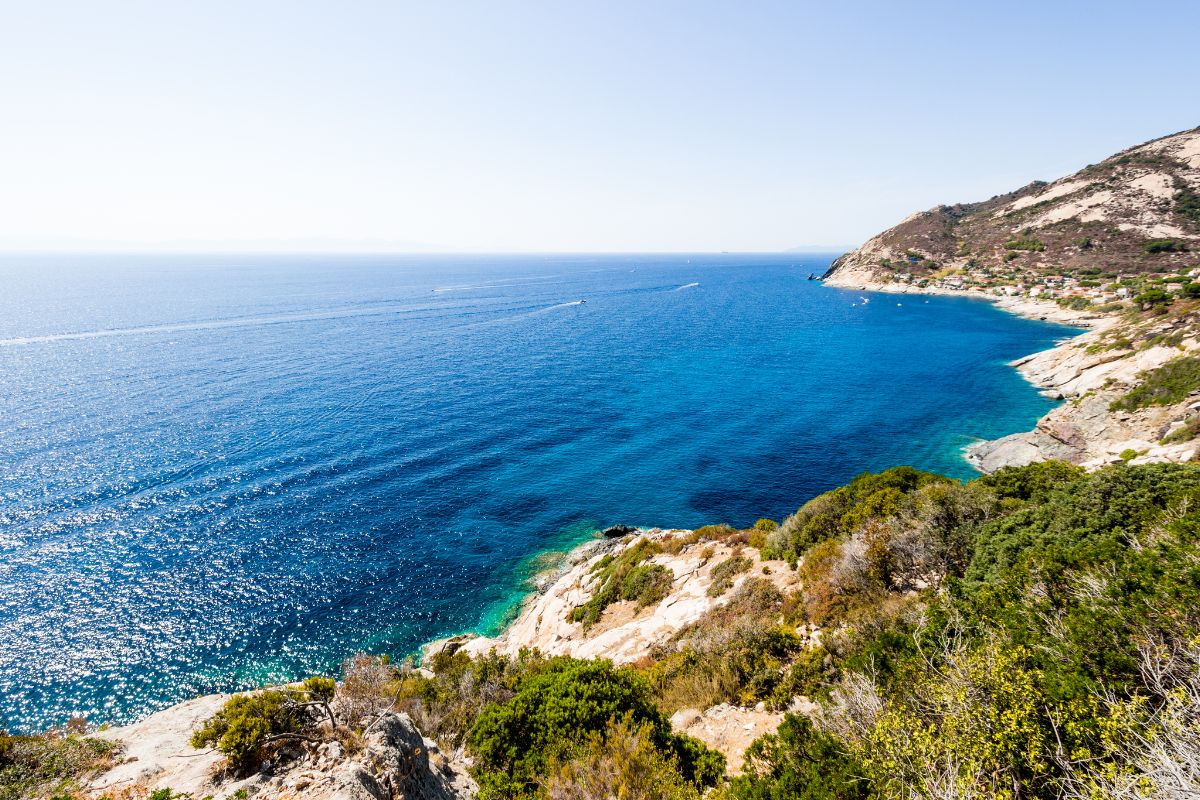 L’Elba vista a piedi: i sentieri più panoramici per luglio