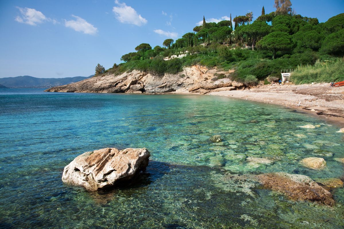 Isola d’Elba a luglio: spiagge piccole, sentieri freschi e clima ventilato