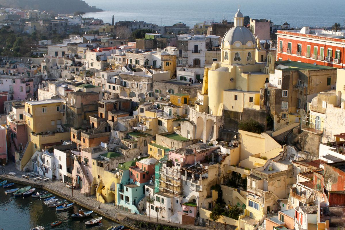 colori, mare calmo e silenzio a due passi da Napoli