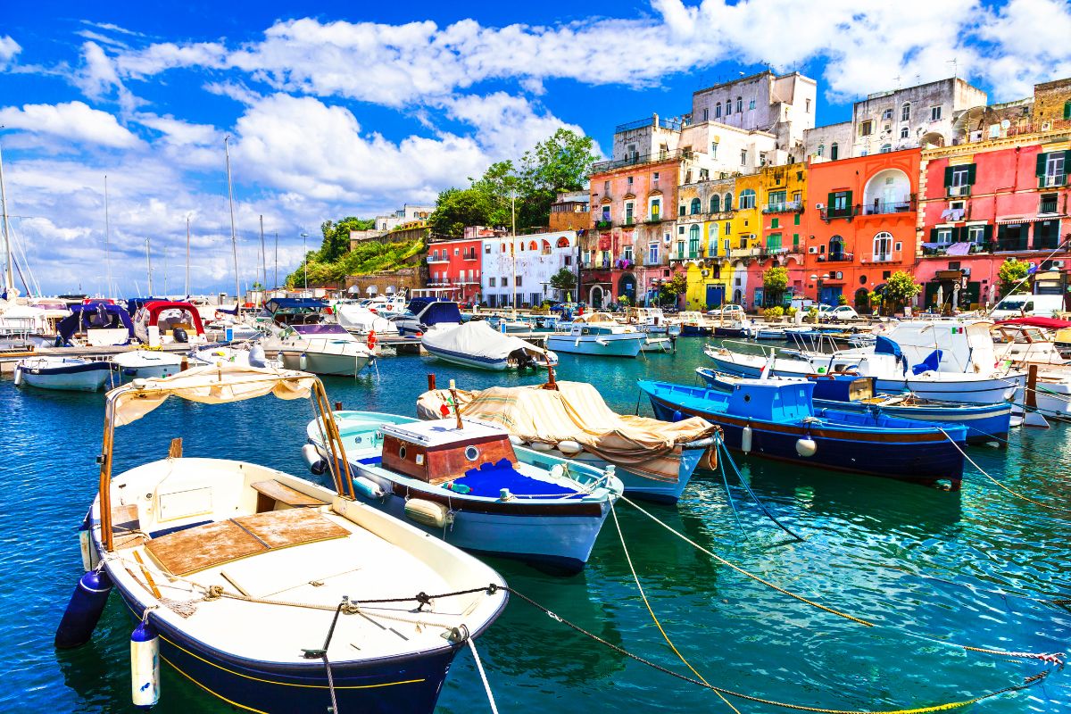 Isola di Procida a luglio: colori, mare calmo e silenzio a due passi da Napoli