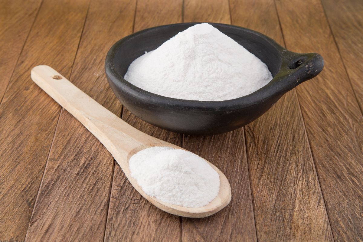 Come togliere gli aloni di sudore dai vestiti chiari con un solo ingrediente