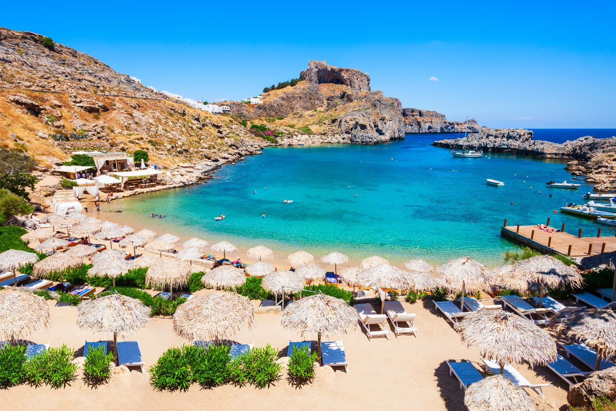 Rodi a luglio: mare caldo, borghi tranquilli e cibo semplice