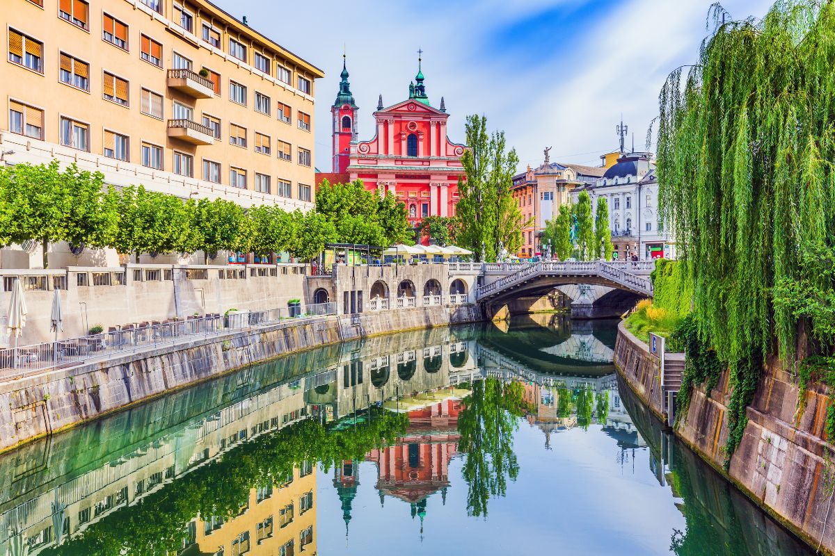 Slovenia in auto: itinerario fresco tra grotte, castelli e foreste a luglio