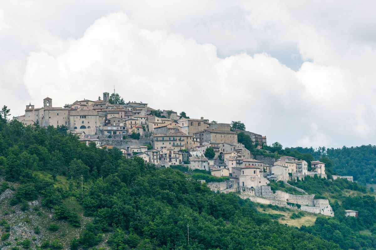 Monteleone di Spoleto: un borgo umbro fresco, silenzioso e con una biga d’oro da scoprire