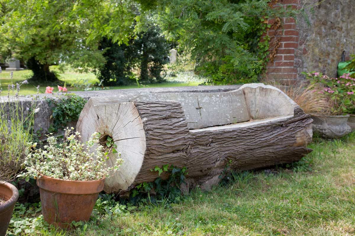 Idee creative: un tronco d’albero diventa l'accessorio perfetto per il tuo giardino