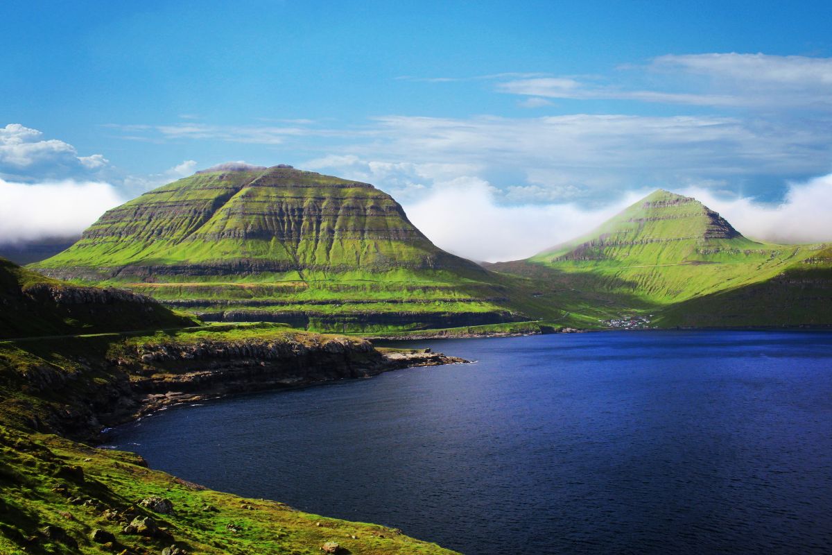 Agosto alle Isole Faroe: natura selvaggia e luce infinita