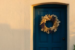 Creare ghirlande di fiori secchi per decorare la casa in agosto