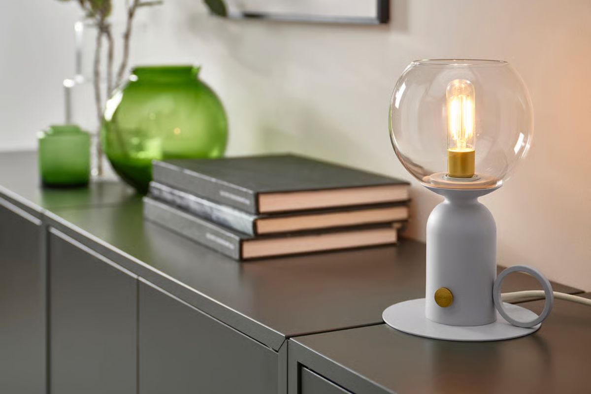 scopri ÅSKMULLER la lampada da tavolo Ikea