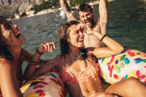 I segni zodiacali che vivranno un agosto all’insegna delle nuove amicizie