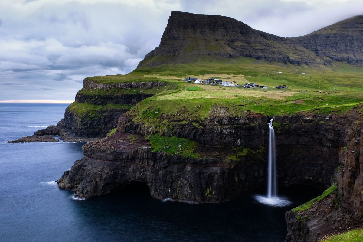 Agosto alle Isole Faroe: natura selvaggia e luce infinita