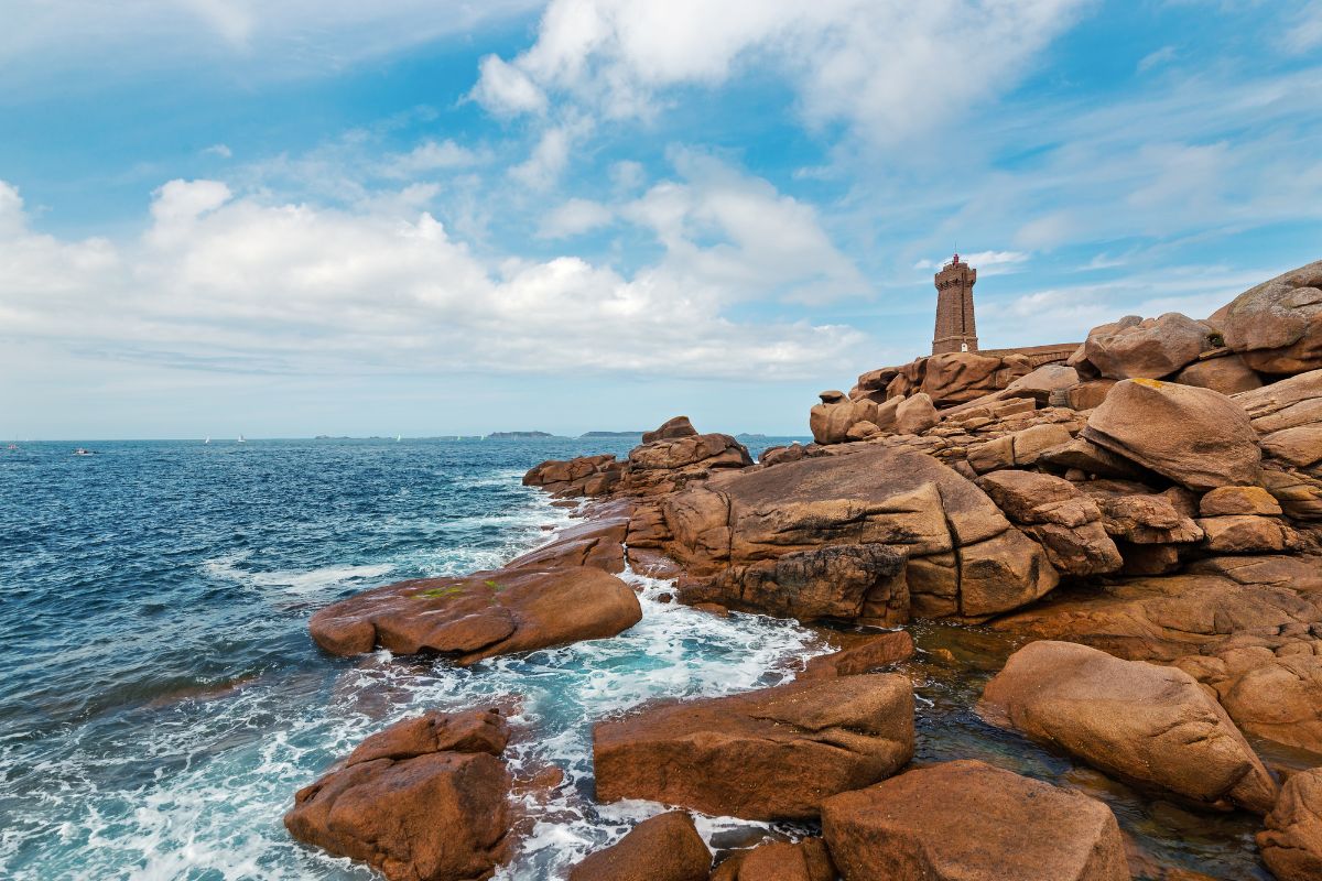 Bretagna on the road: fari, scogliere e borghi da scoprire in agosto