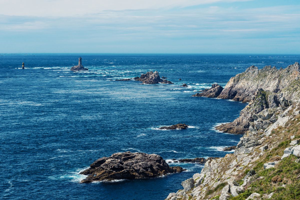 Bretagna on the road: fari, scogliere e borghi da scoprire in agosto