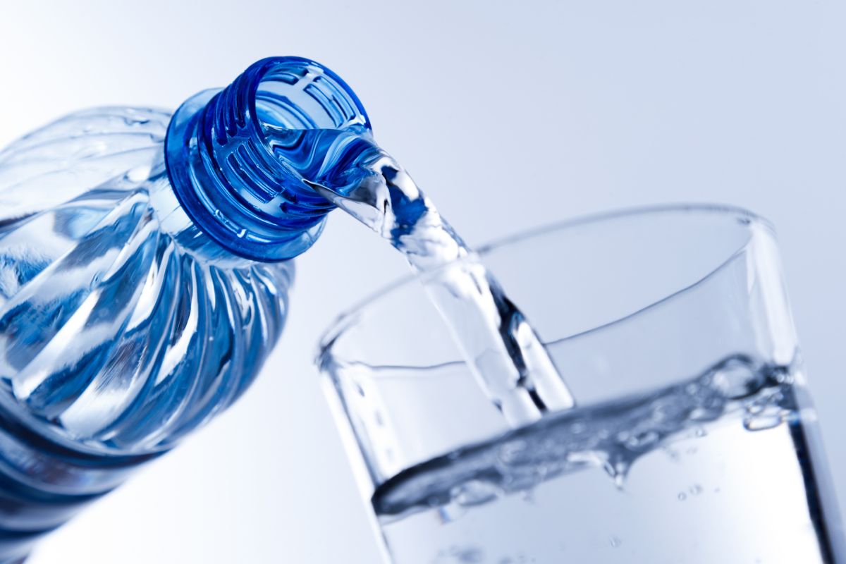 Bere di più senza accorgersene: trucchi utili per l’idratazione estiva