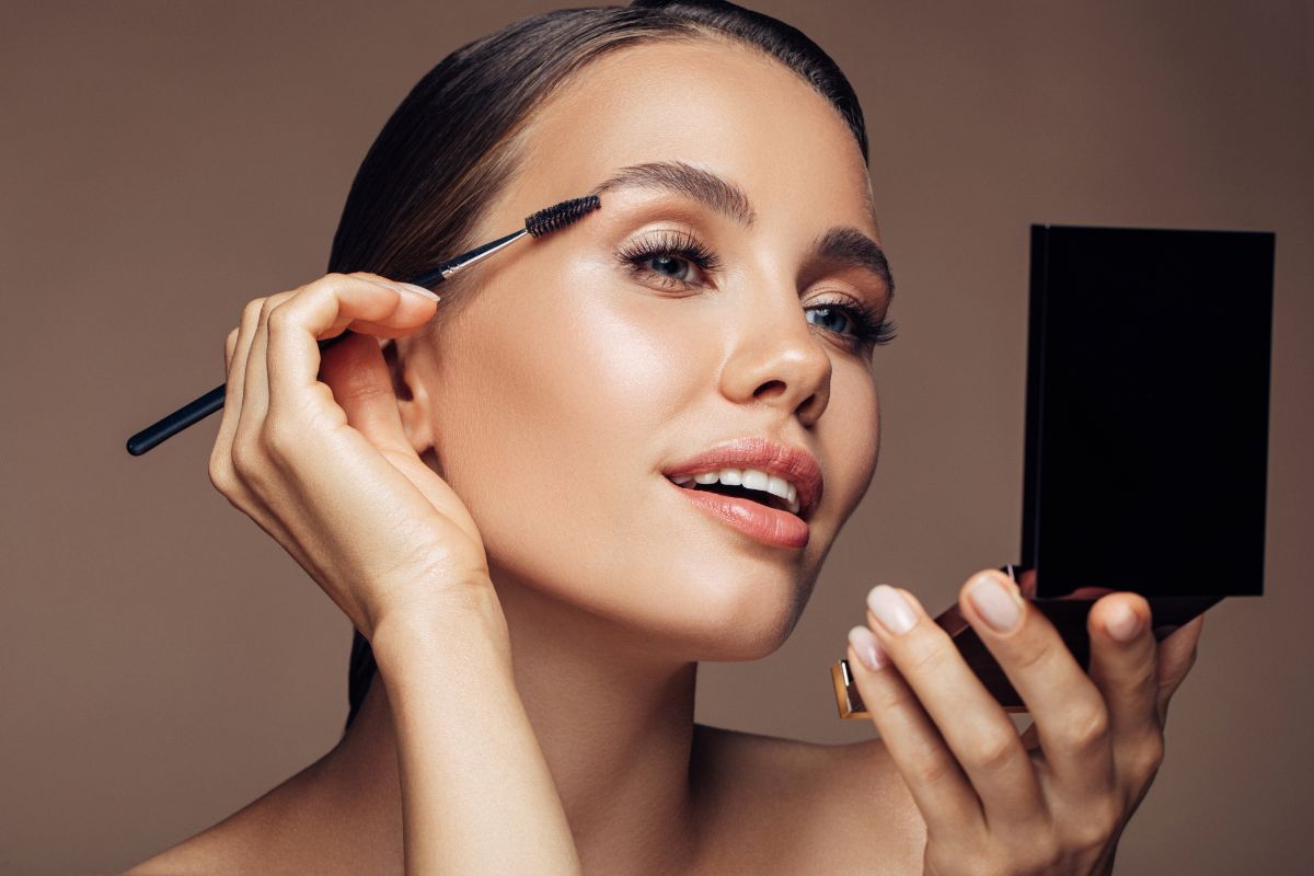 Il trucco “no makeup” che resiste all’umidità di agosto