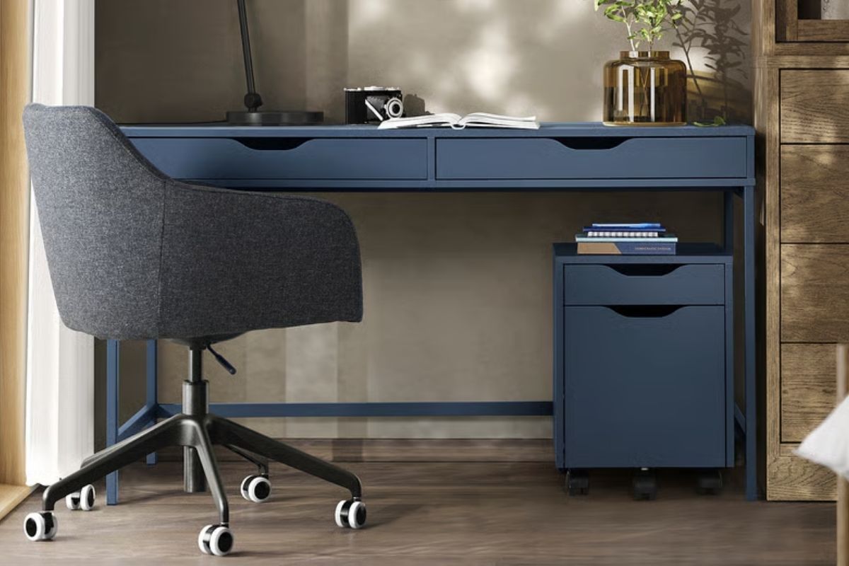 Agosto a casa? Organizza lo spazio con la scrivania ALEX blu-nero di IKEA