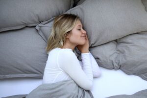 Perché dovresti dormire almeno 8 ore a notte: i benefici che non immagini